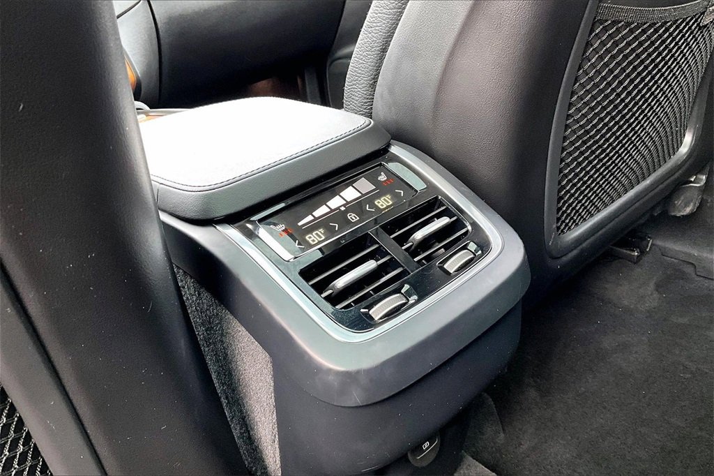 Used 2023 Volvo XC90 B6 Plus image 10