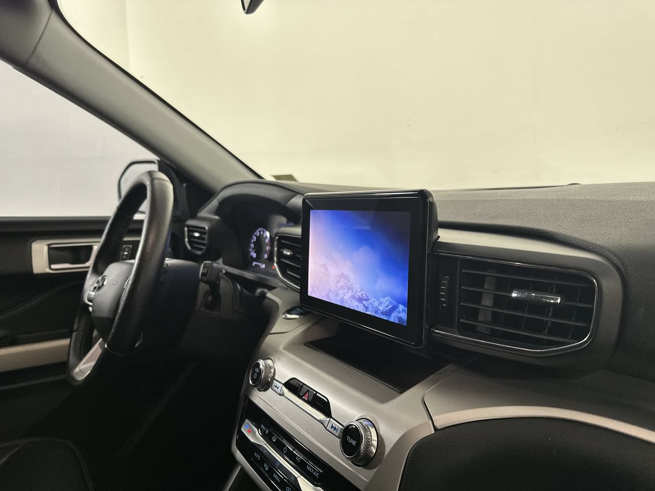 Used 2021 Ford Explorer XLT w/ Equipment Group 202A AWD/4WD image 14