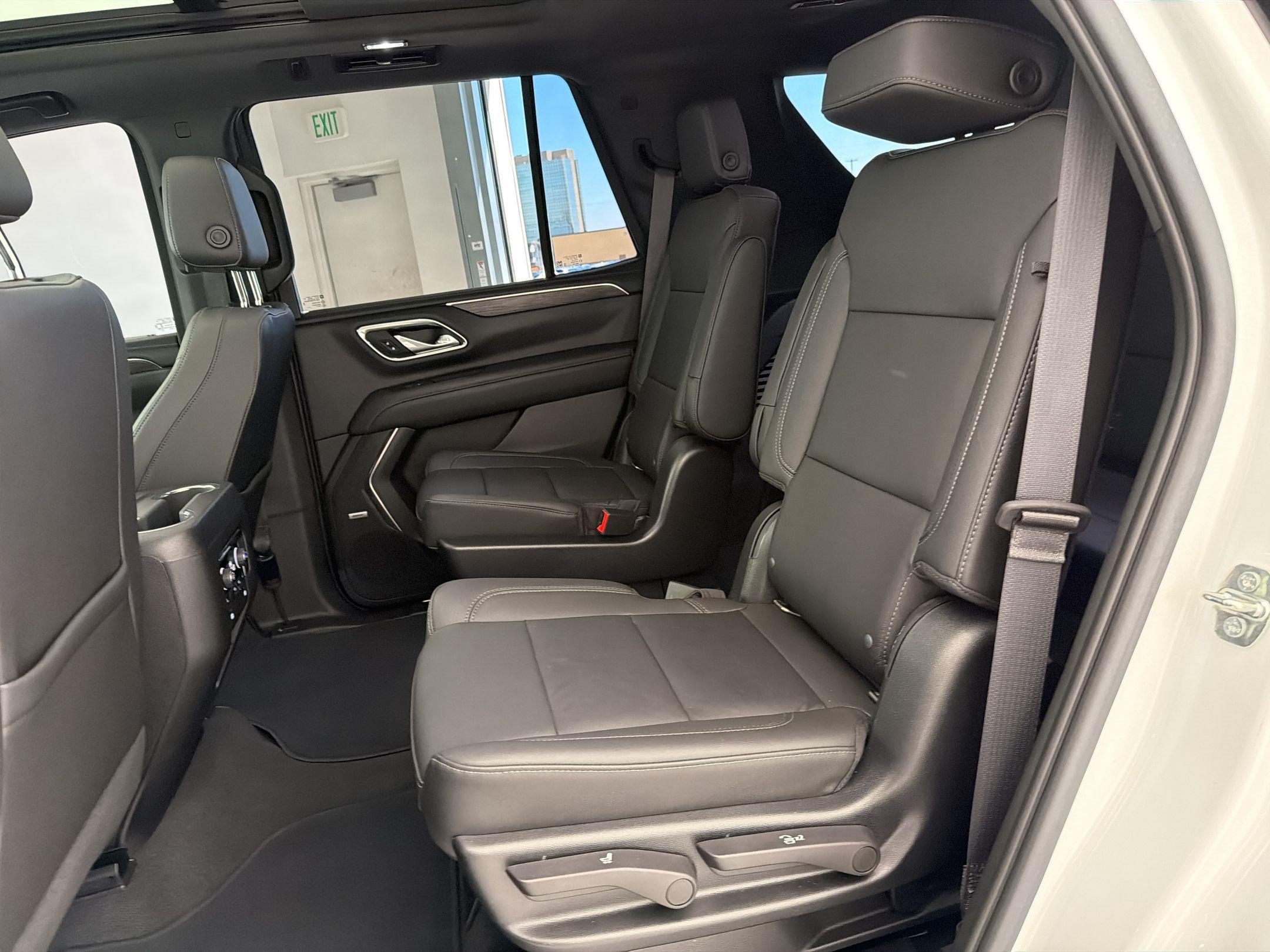 Used 2022 Chevrolet Tahoe Z71 w/ Luxury Package AWD/4WD image 25