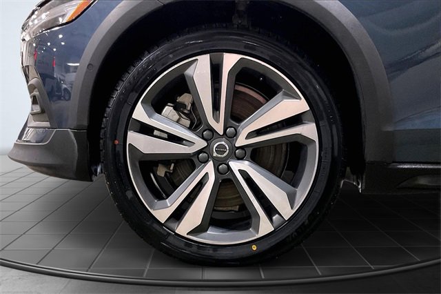 Certified 2025 Volvo V60 B5 Cross Country Plus image 10