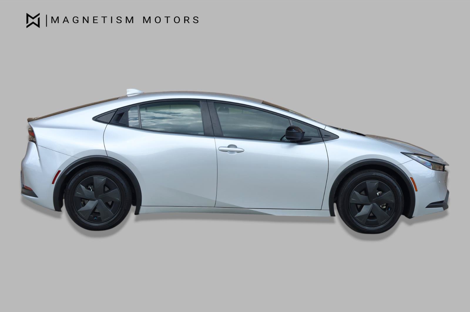 Used 2024 Toyota Prius LE FWD image 2
