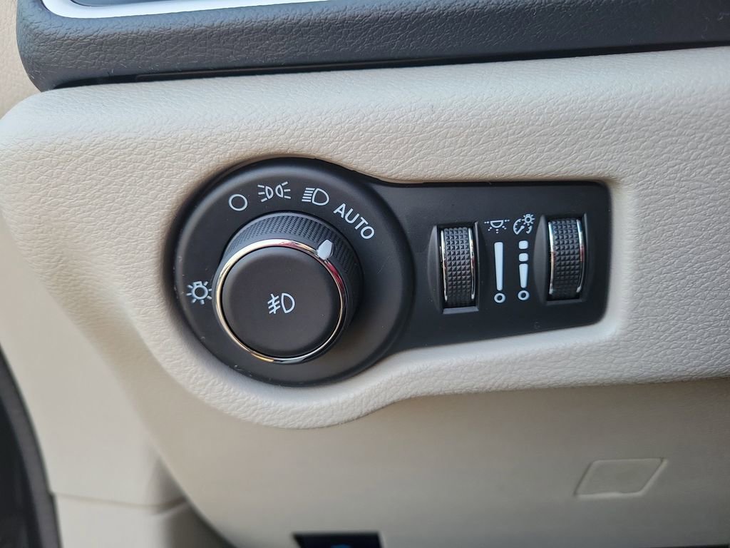 Used 2024 Chrysler Pacifica Touring-L image 10