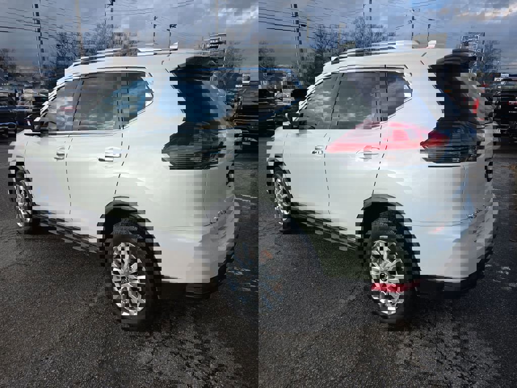 Used 2018 Nissan Rogue SV image 3