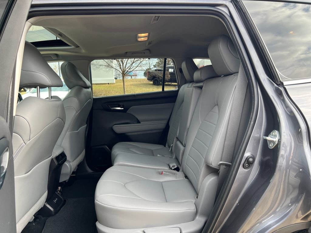 Used 2022 Toyota Highlander XLE AWD/4WD image 17