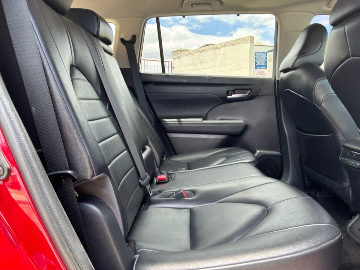 Used 2023 Toyota Highlander XLE FWD image 19