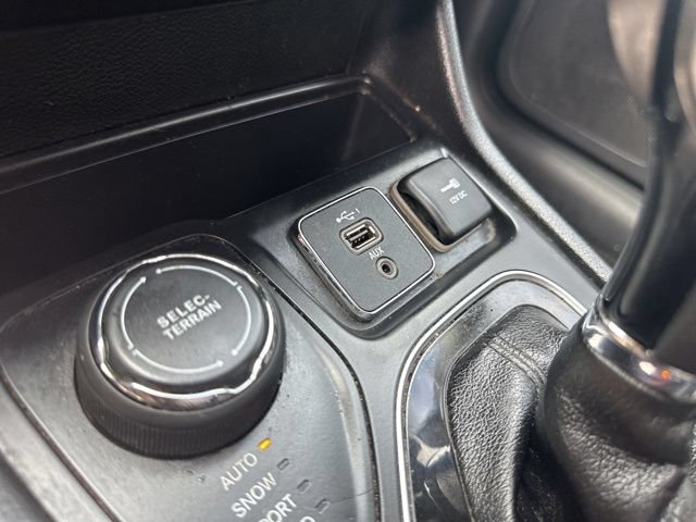 Used 2019 Jeep Cherokee Latitude Plus AWD/4WD image 25