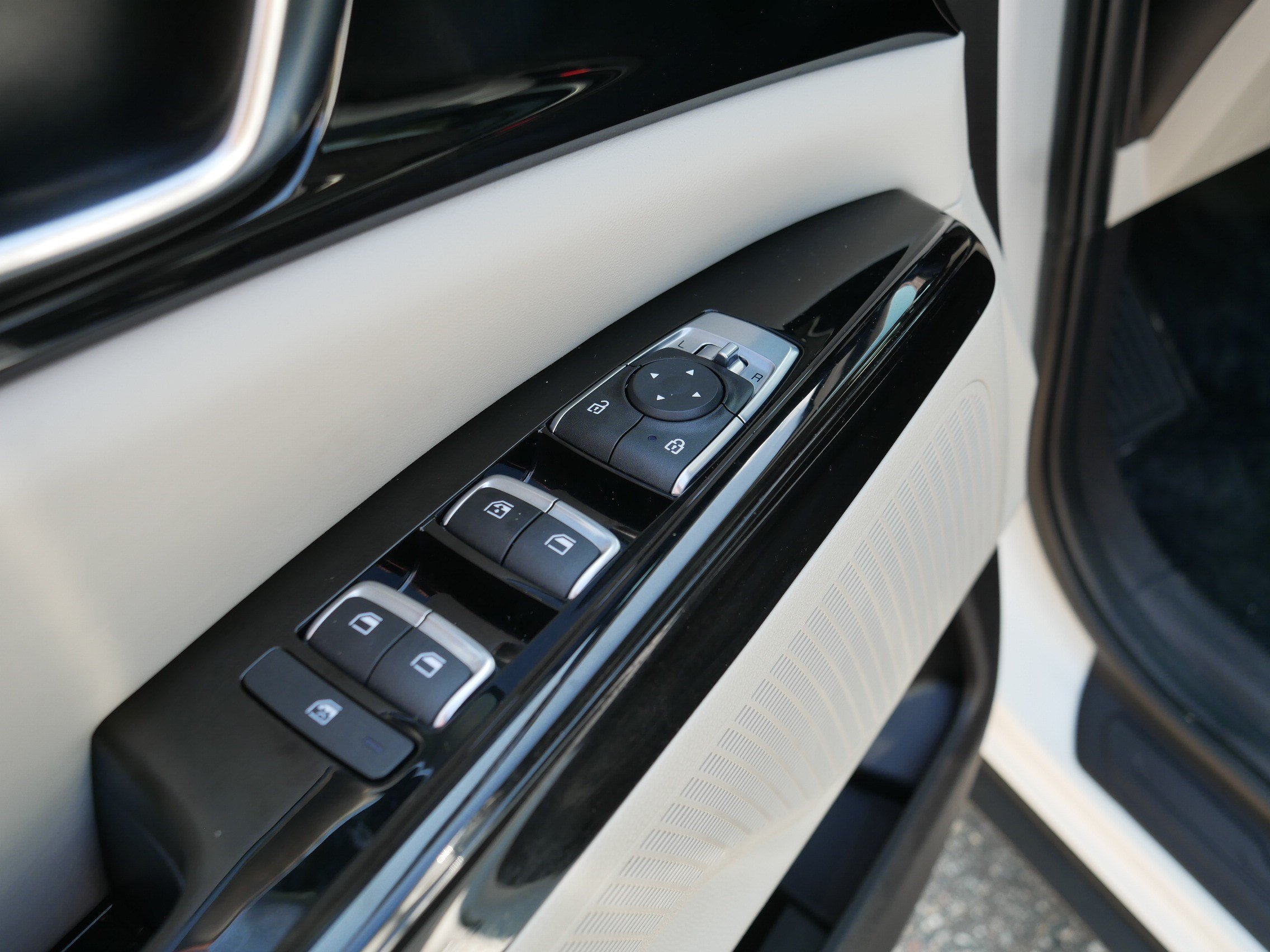 Certified 2024 Kia Carnival EX FWD image 19