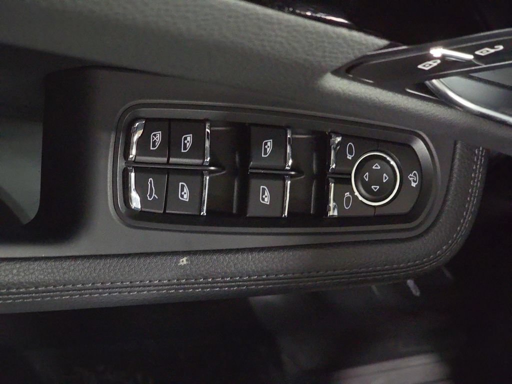 Certified 2025 Porsche Macan AWD/4WD image 21