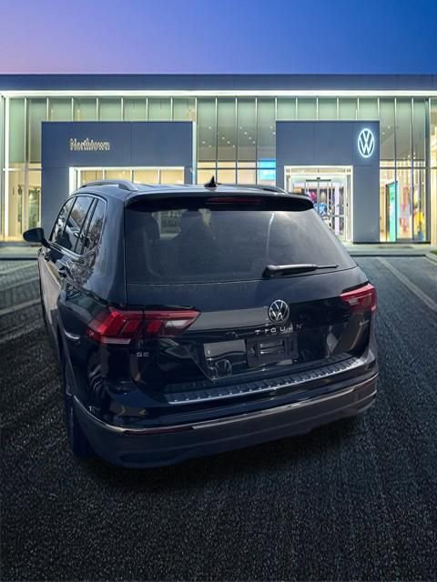Certified 2022 Volkswagen Tiguan SE w/ Panoramic Sunroof Package AWD/4WD image 5