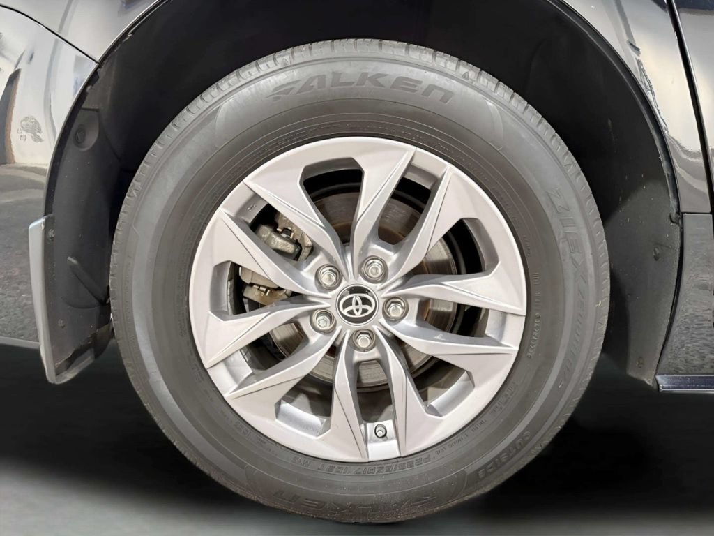 Used 2024 Toyota Sienna LE AWD/4WD image 44