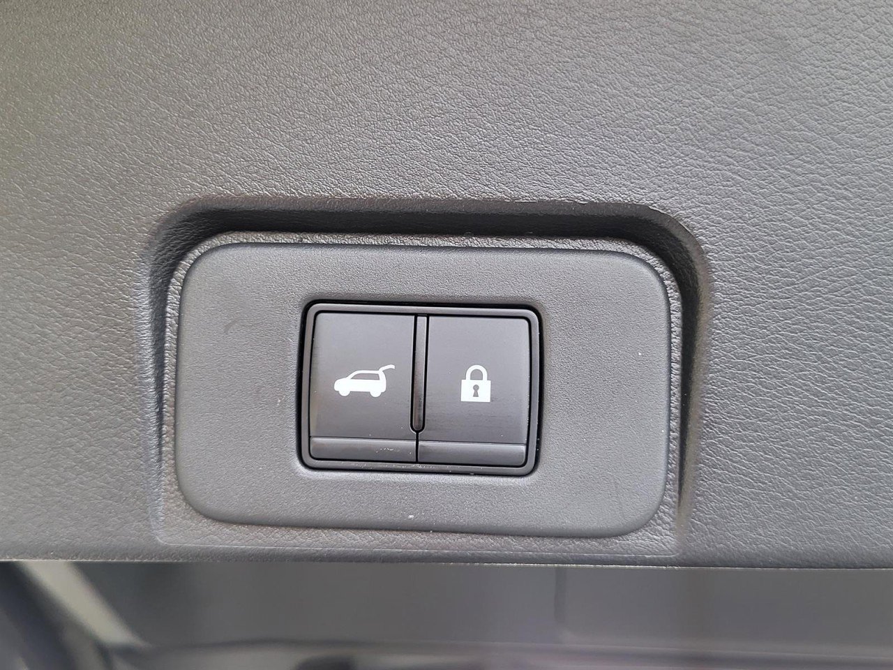 Used 2025 Nissan Rogue SV image 5