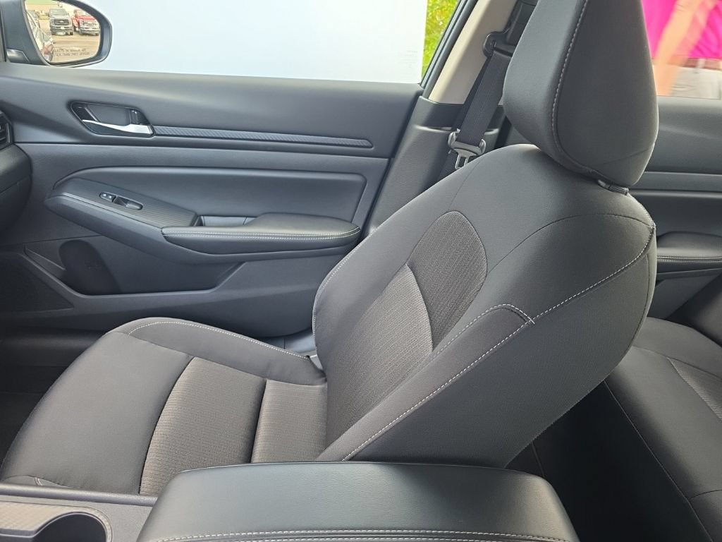 Used 2025 Nissan Altima 2.5 SV FWD image 25