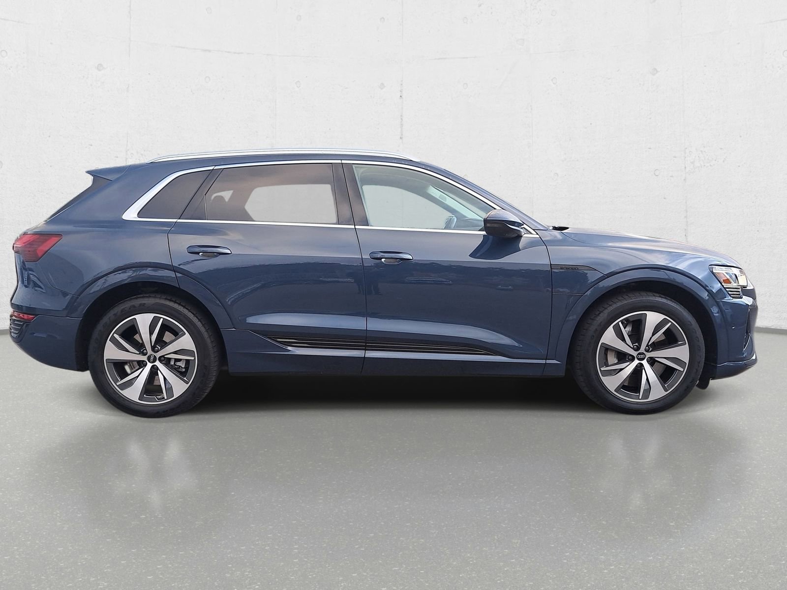 Used 2024 Audi Q8 e-tron Premium Plus w/ Premium Plus Package image 4