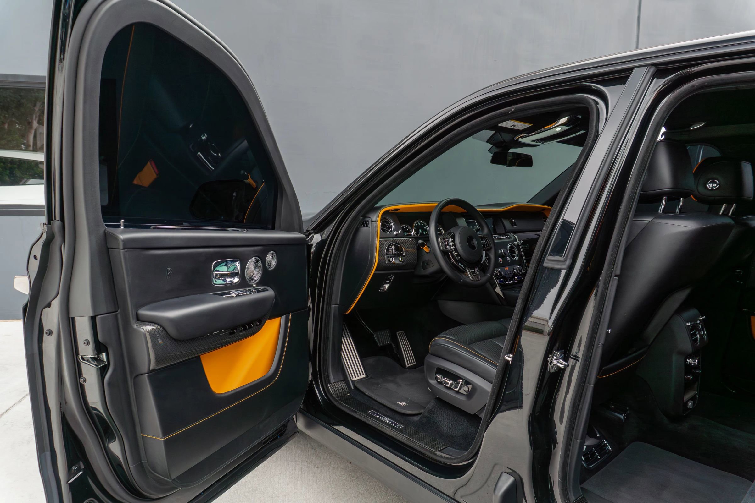 Used 2023 Rolls-Royce Cullinan Black Badge w/ Leather Finishing Pack image 61