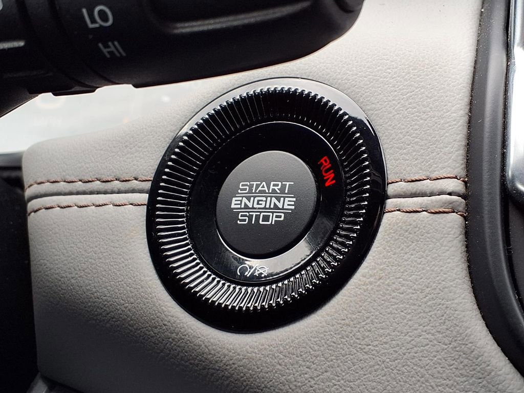 Used 2025 Jeep Compass Limited image 28