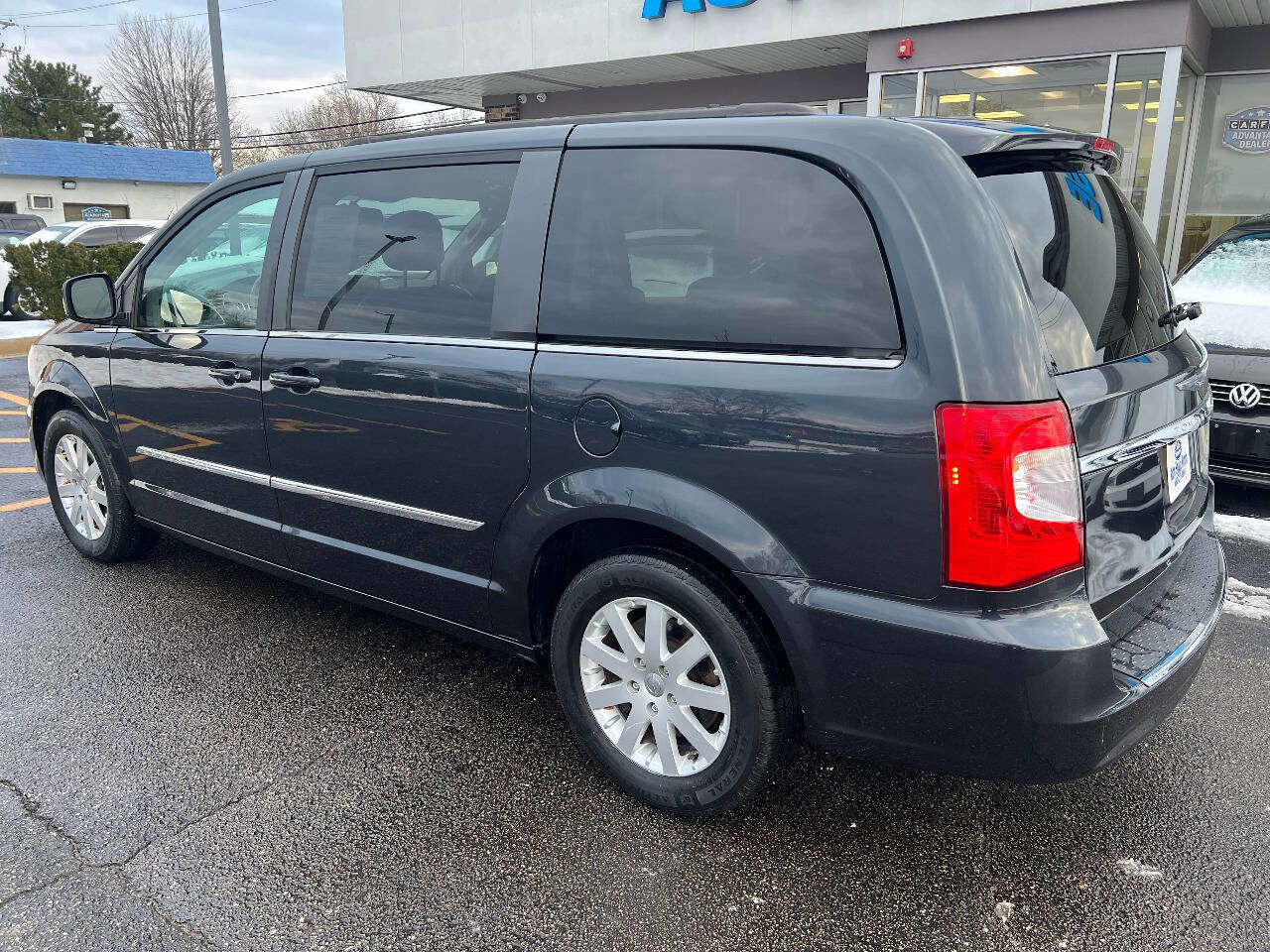 Used 2014 Chrysler Town & Country Touring image 12