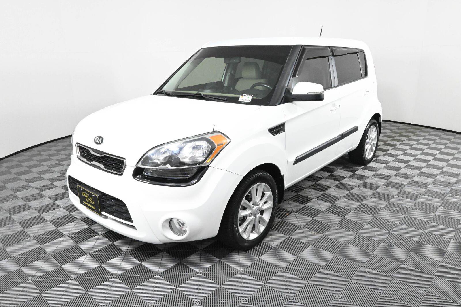 Used 2013 Kia Soul ! w/ Premium Pkg FWD image 2