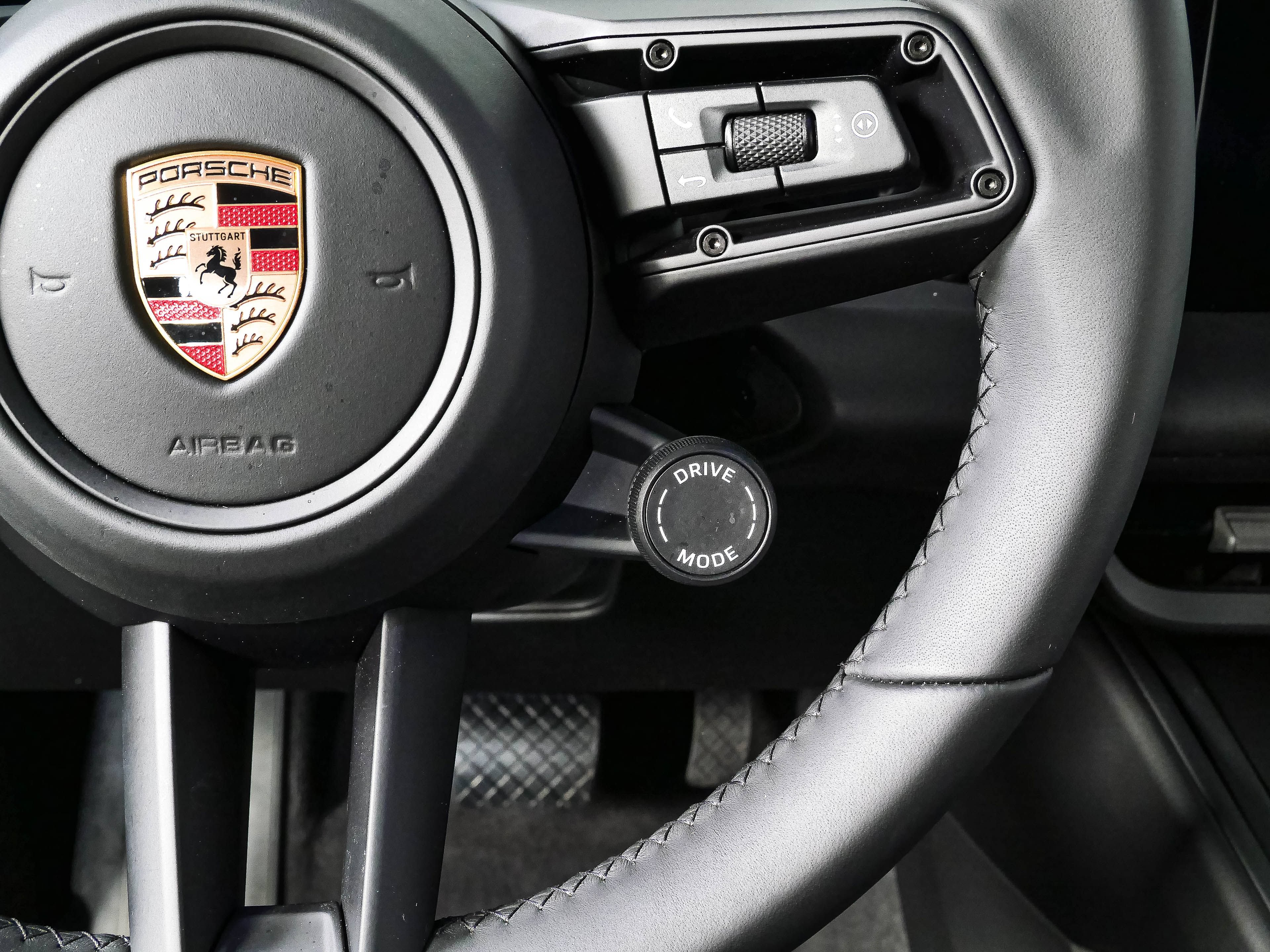 Certified 2025 Porsche Macan Electric RWD image 11
