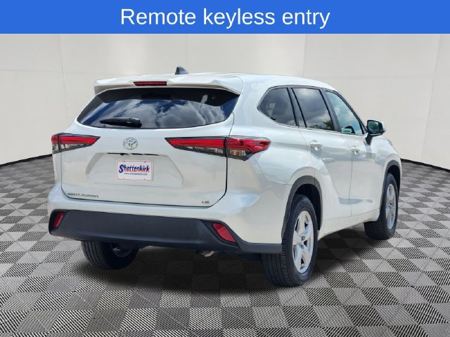 Used 2023 Toyota Highlander LE FWD image 4