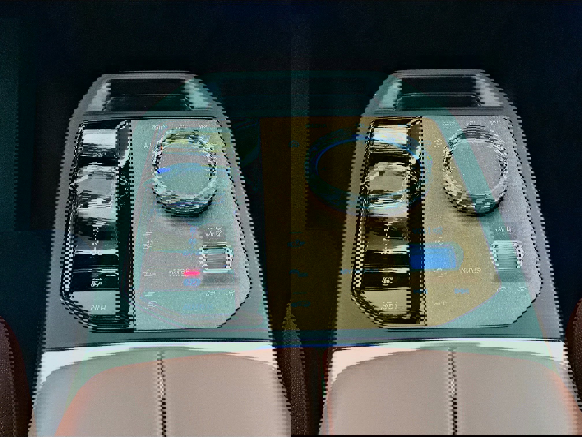 Used 2022 BMW iX xDrive50 w/ Premium Package image 13