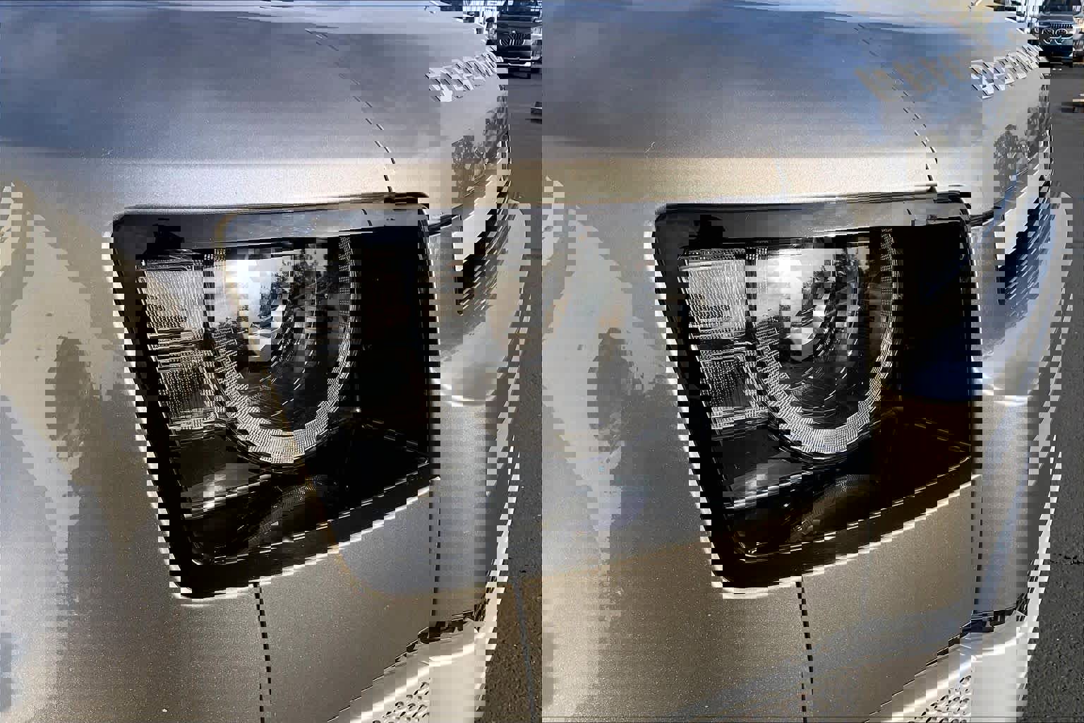 Used 2023 Land Rover Defender 110 SE image 30