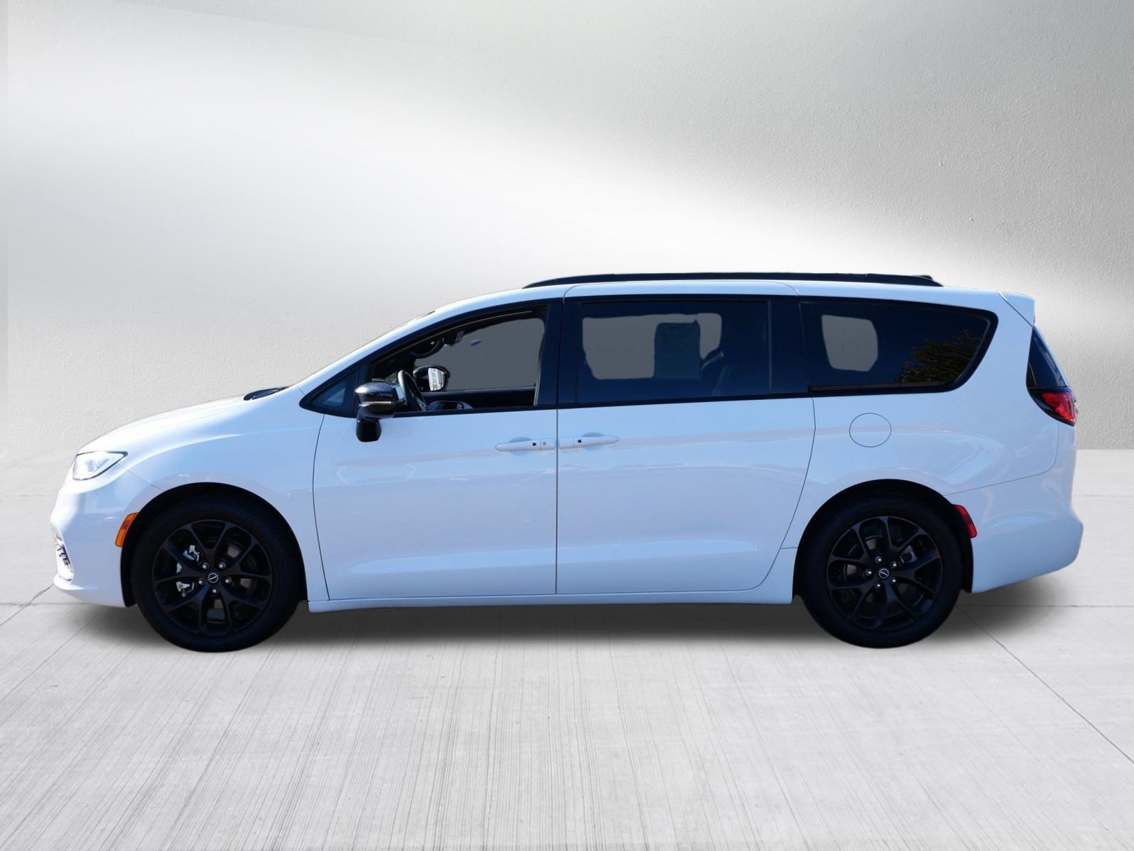 Used 2025 Chrysler Pacifica Limited FWD image 4