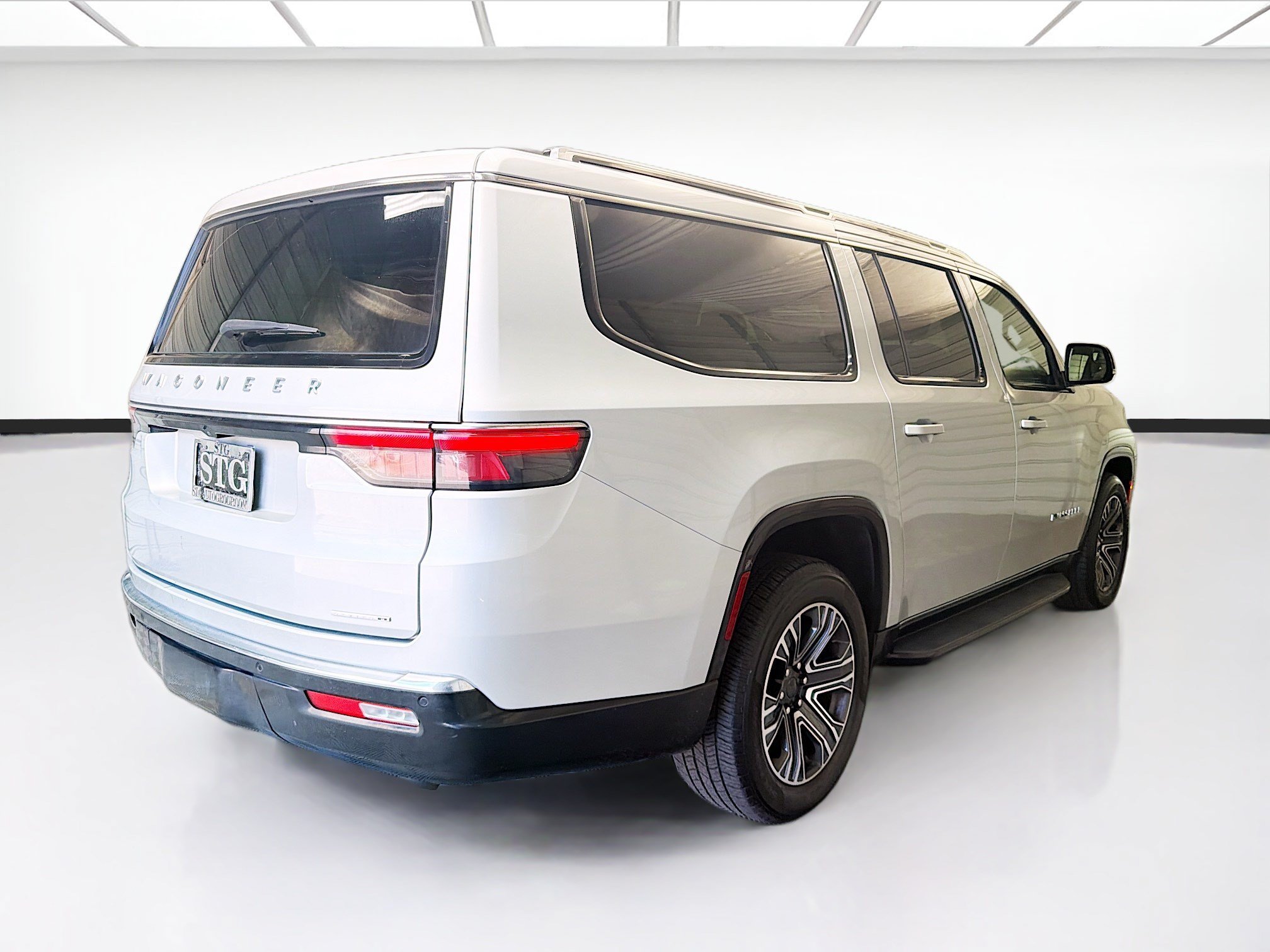 Used 2024 Jeep Wagoneer L Series II AWD/4WD image 4