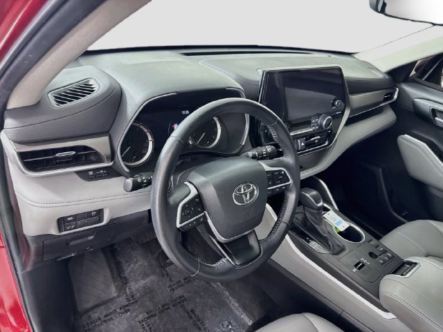 Used 2023 Toyota Highlander XLE FWD image 9