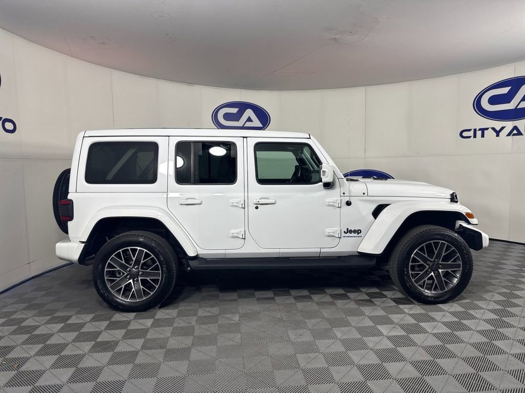Used 2023 Jeep Wrangler Unlimited Sahara AWD/4WD image 2