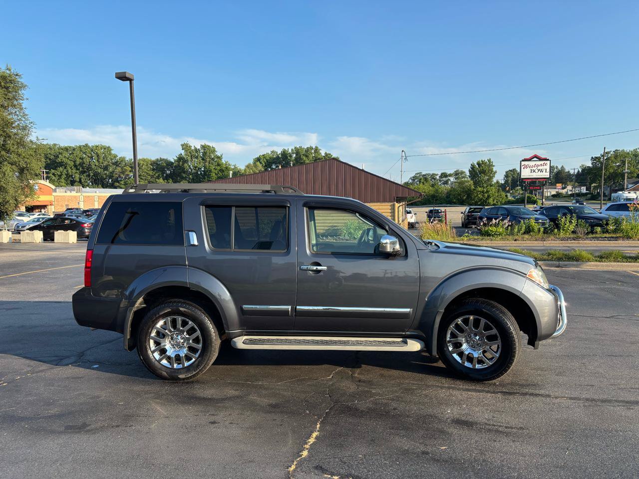 Used 2010 Nissan Pathfinder LE w/ Navigation Pkg AWD/4WD image 10