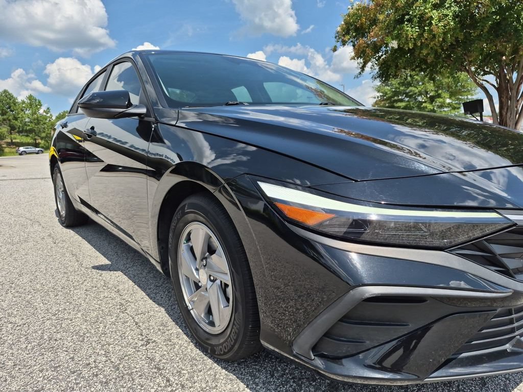 Used 2025 Hyundai Elantra SE FWD image 9