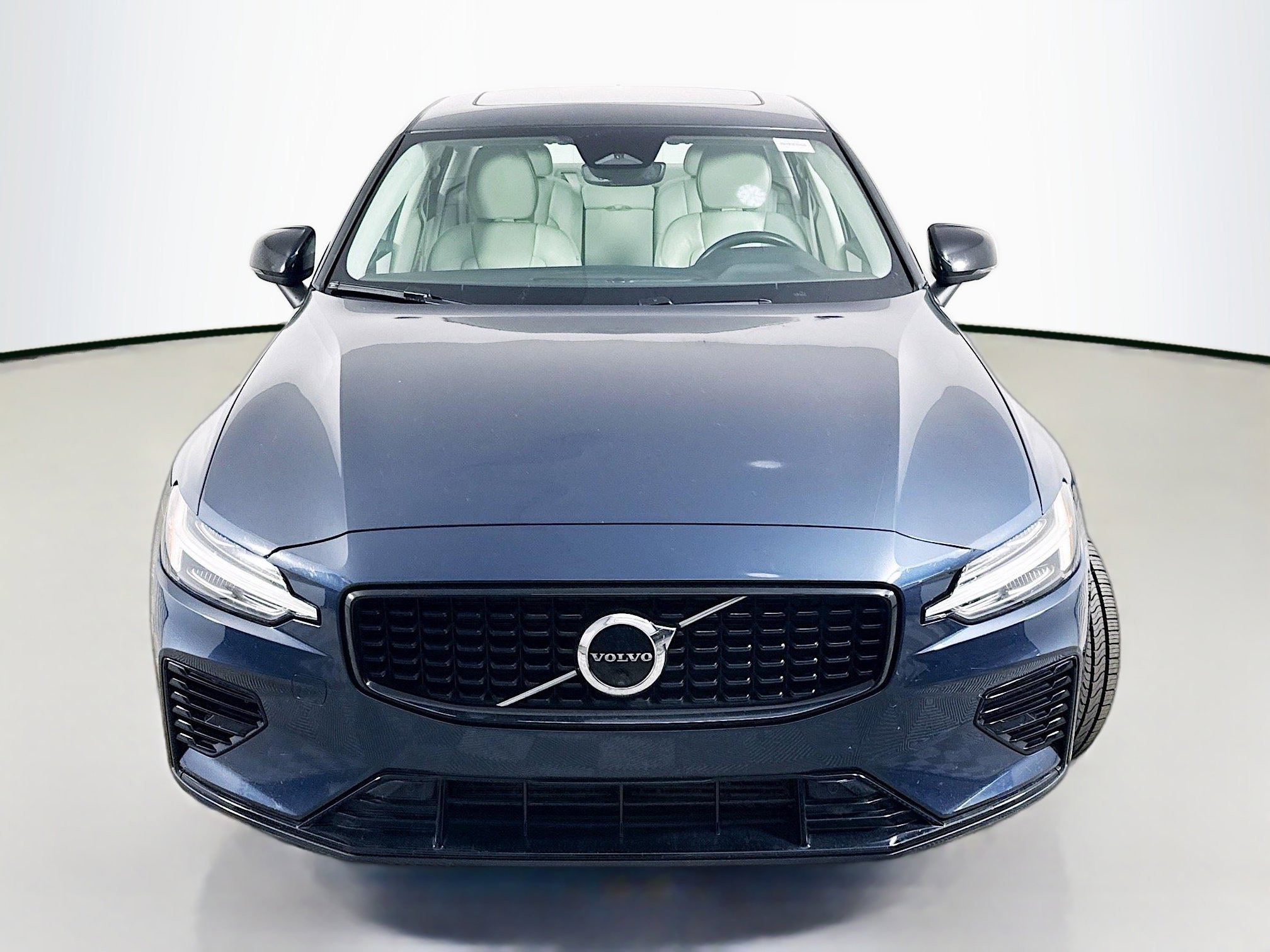 Used 2023 Volvo S60 T8 Plus image 2