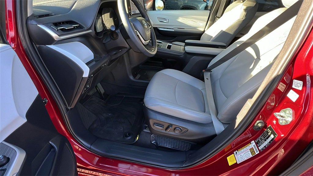 Used 2025 Toyota Sienna XLE image 13