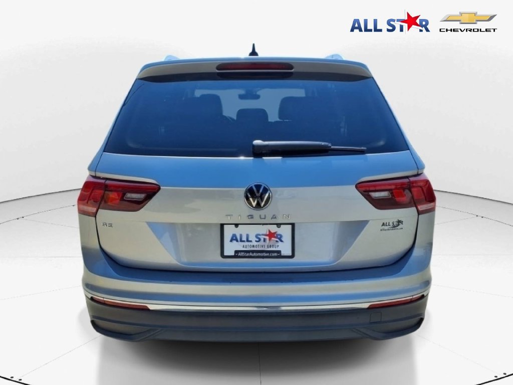 Used 2023 Volkswagen Tiguan SE w/ Panoramic Sunroof Package FWD image 7