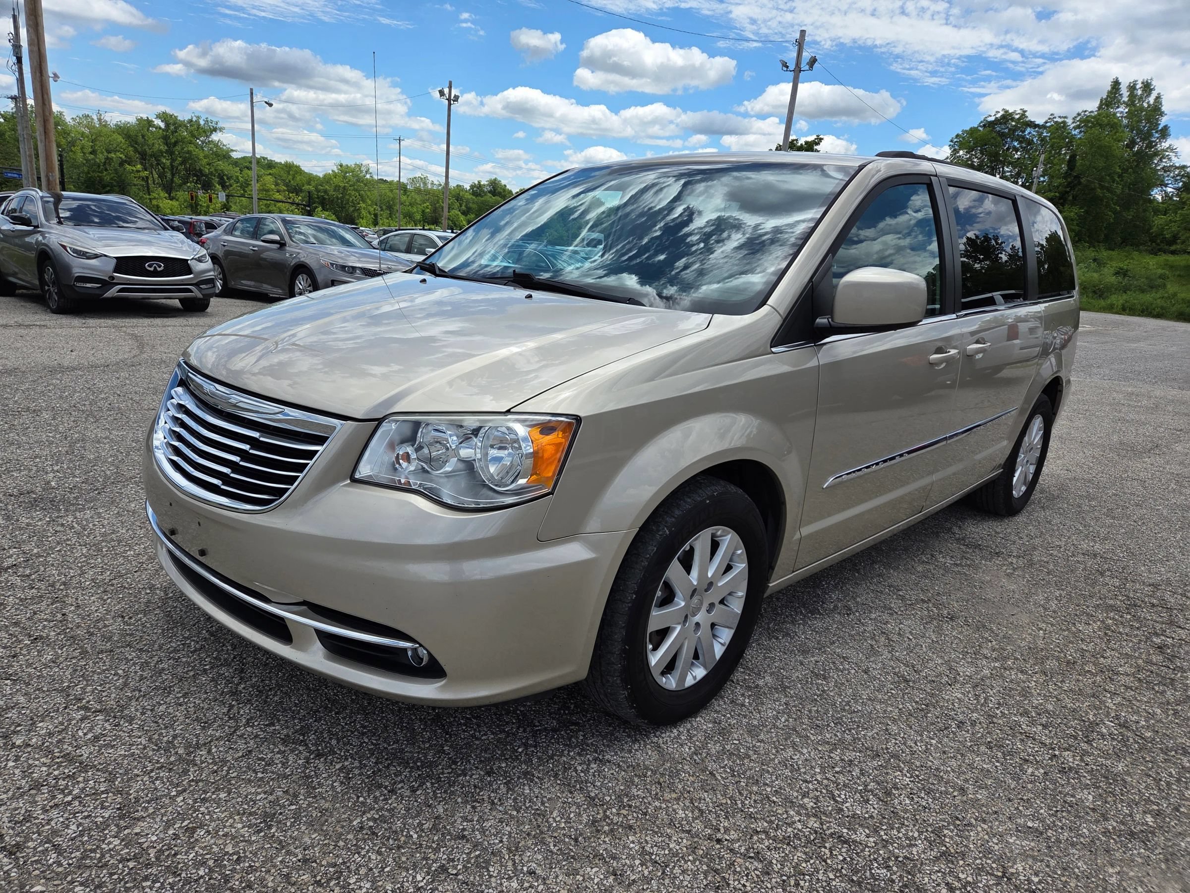 Used 2016 Chrysler Town & Country Touring FWD image 2
