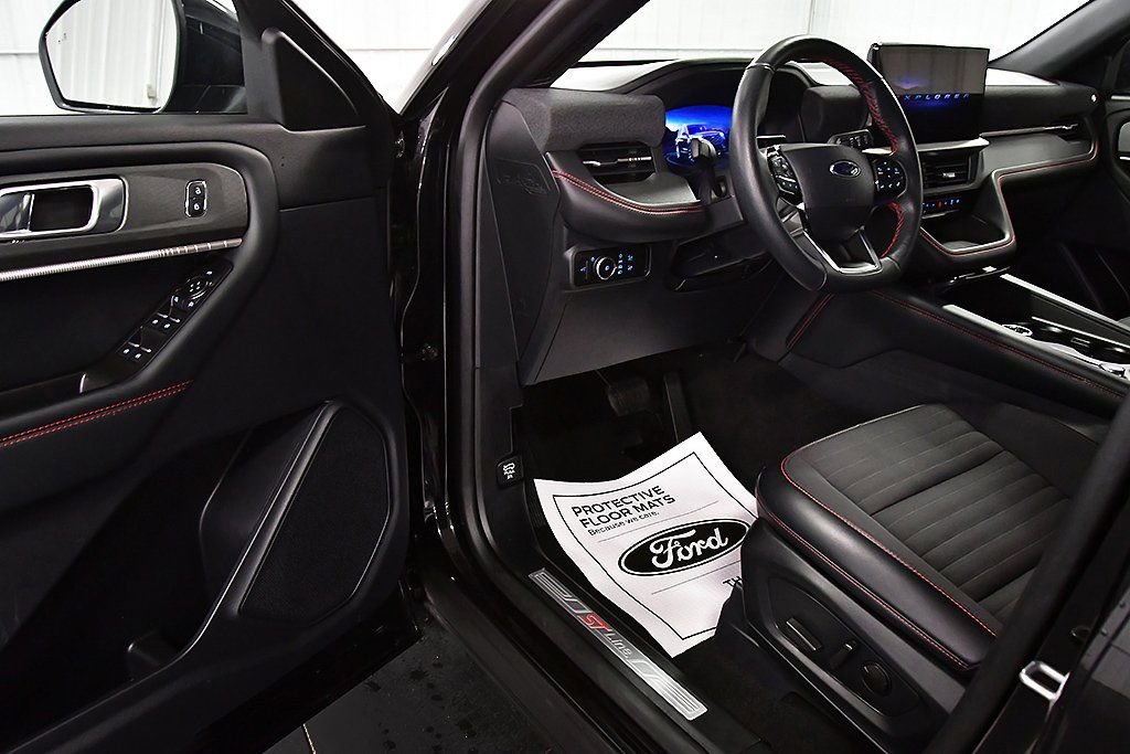 Used 2025 Ford Explorer ST-Line image 14