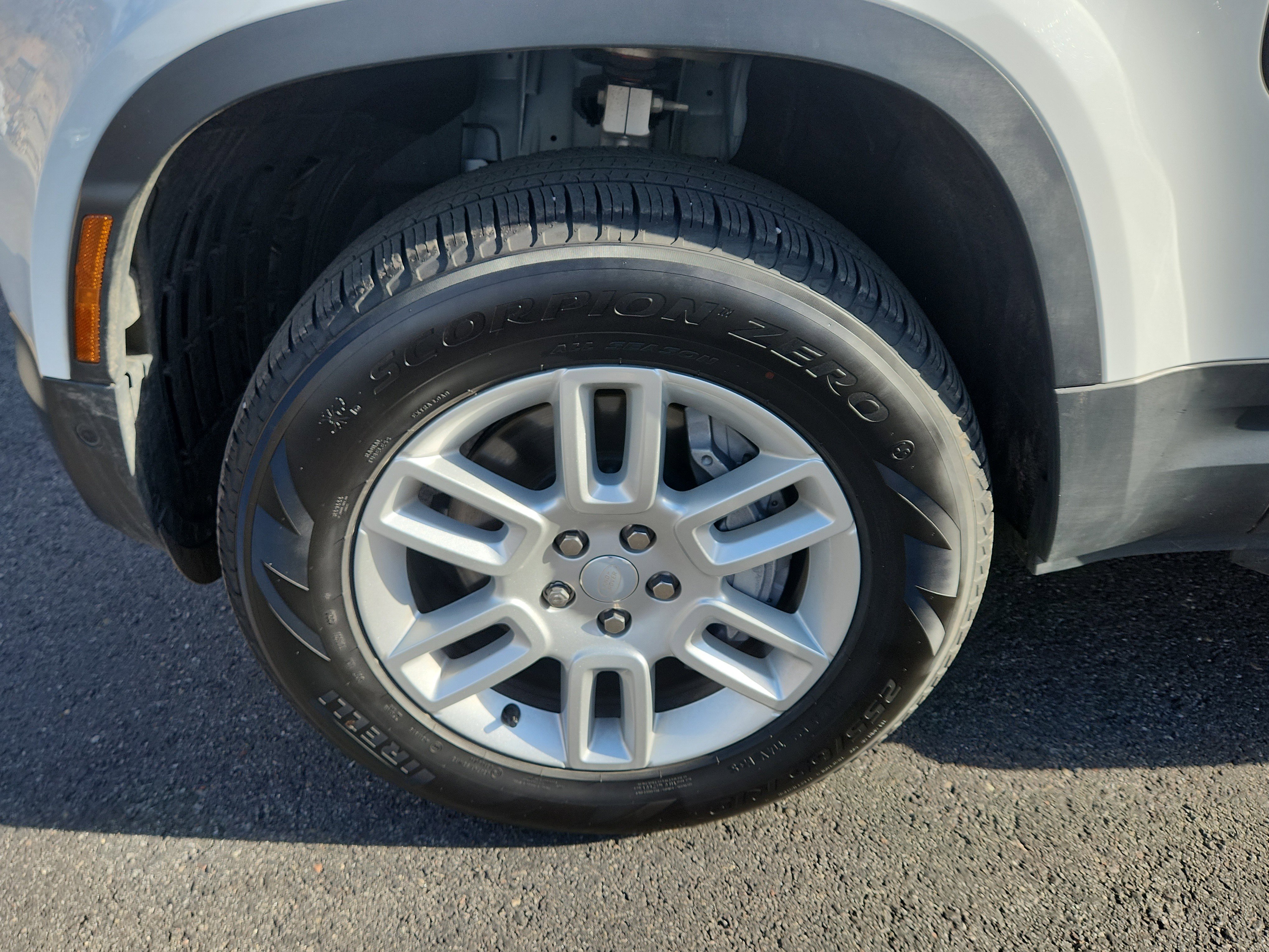 Used 2025 Land Rover Defender 90 S image 23