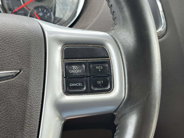Used 2014 Chrysler Town & Country Touring FWD image 28
