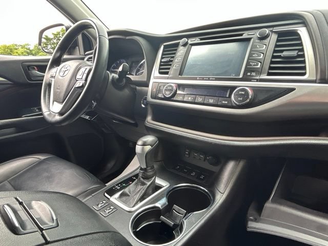 Used 2019 Toyota Highlander XLE AWD/4WD image 25