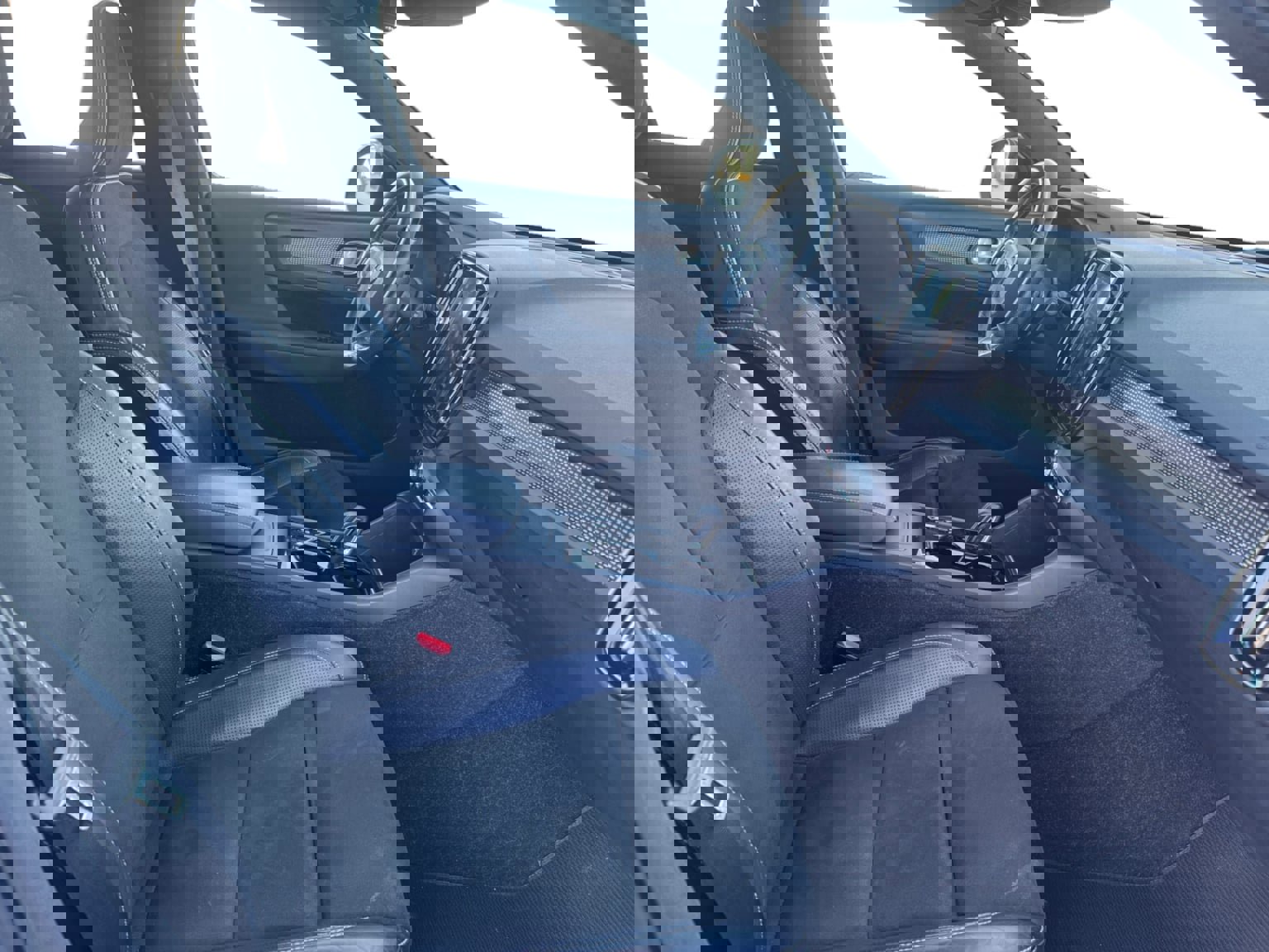 Used 2020 Volvo XC40 T4 R-Design w/ Protection Package Premier image 16