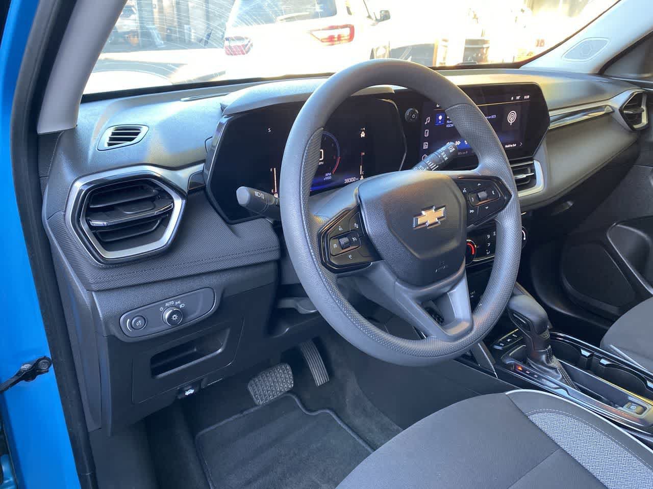 Used 2025 Chevrolet TrailBlazer LT AWD/4WD image 2