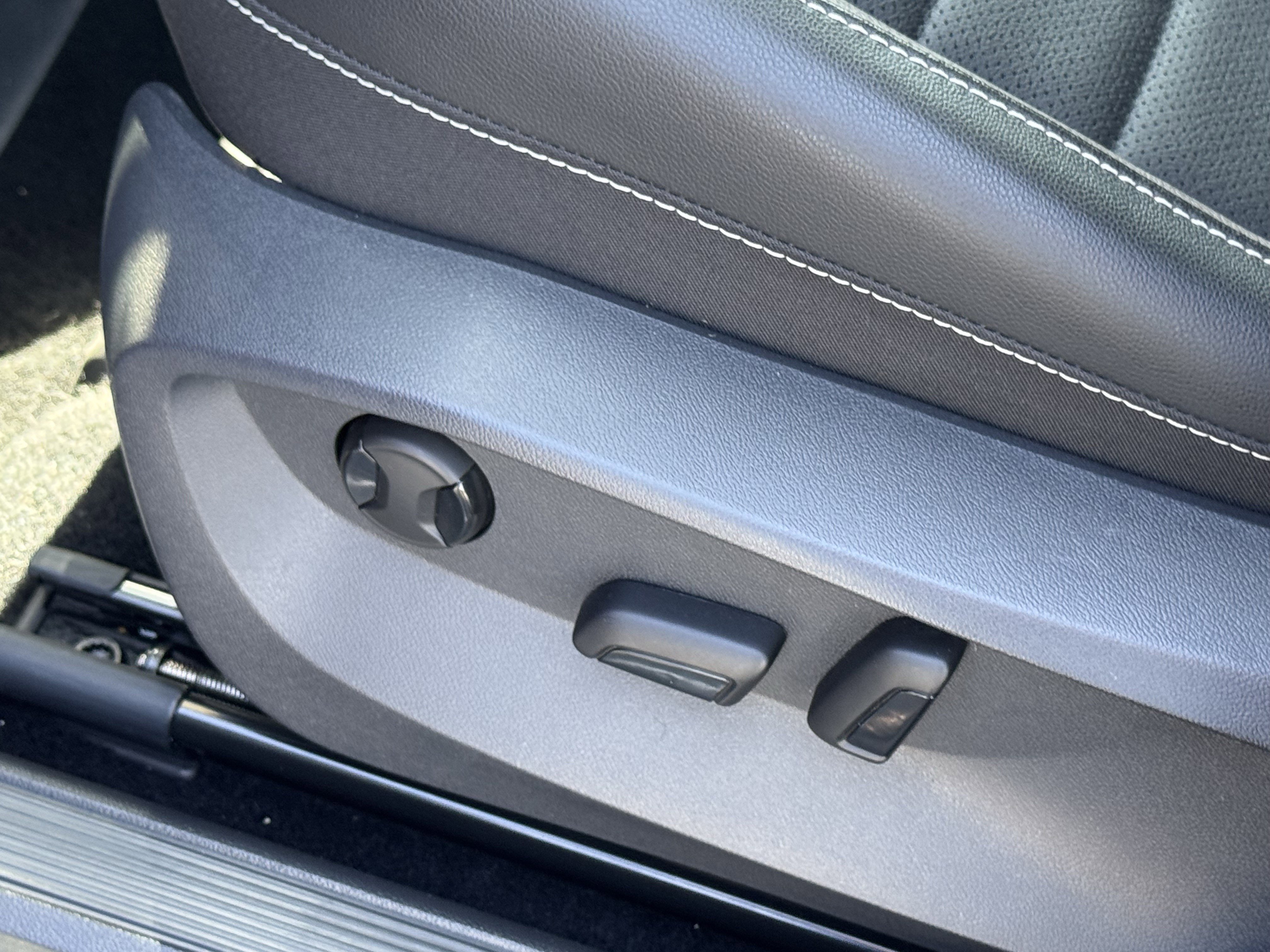 Used 2022 Volkswagen Taos SEL w/ Panoramic Sunroof Package image 17