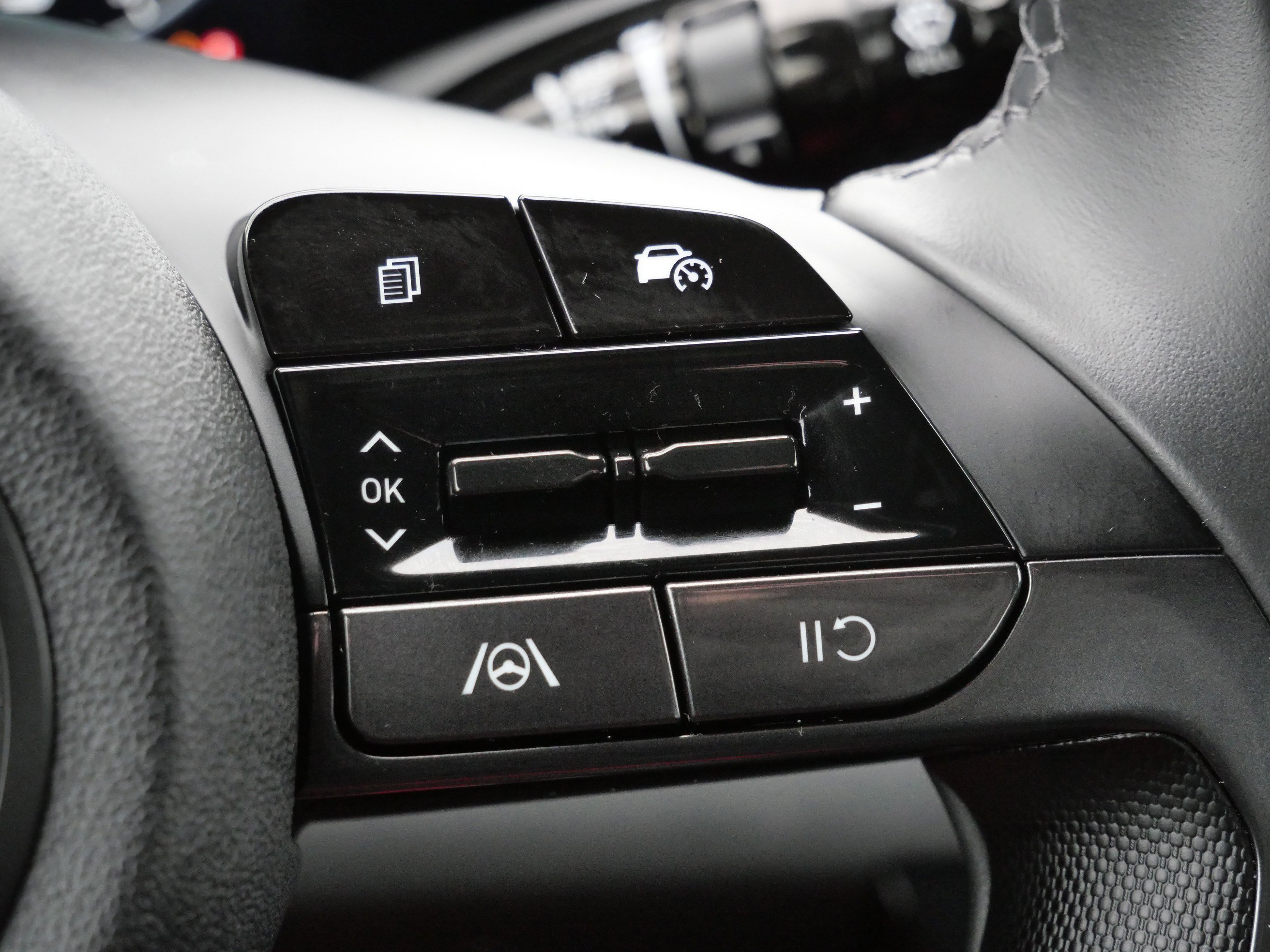 Certified 2025 Hyundai Elantra SEL image 31