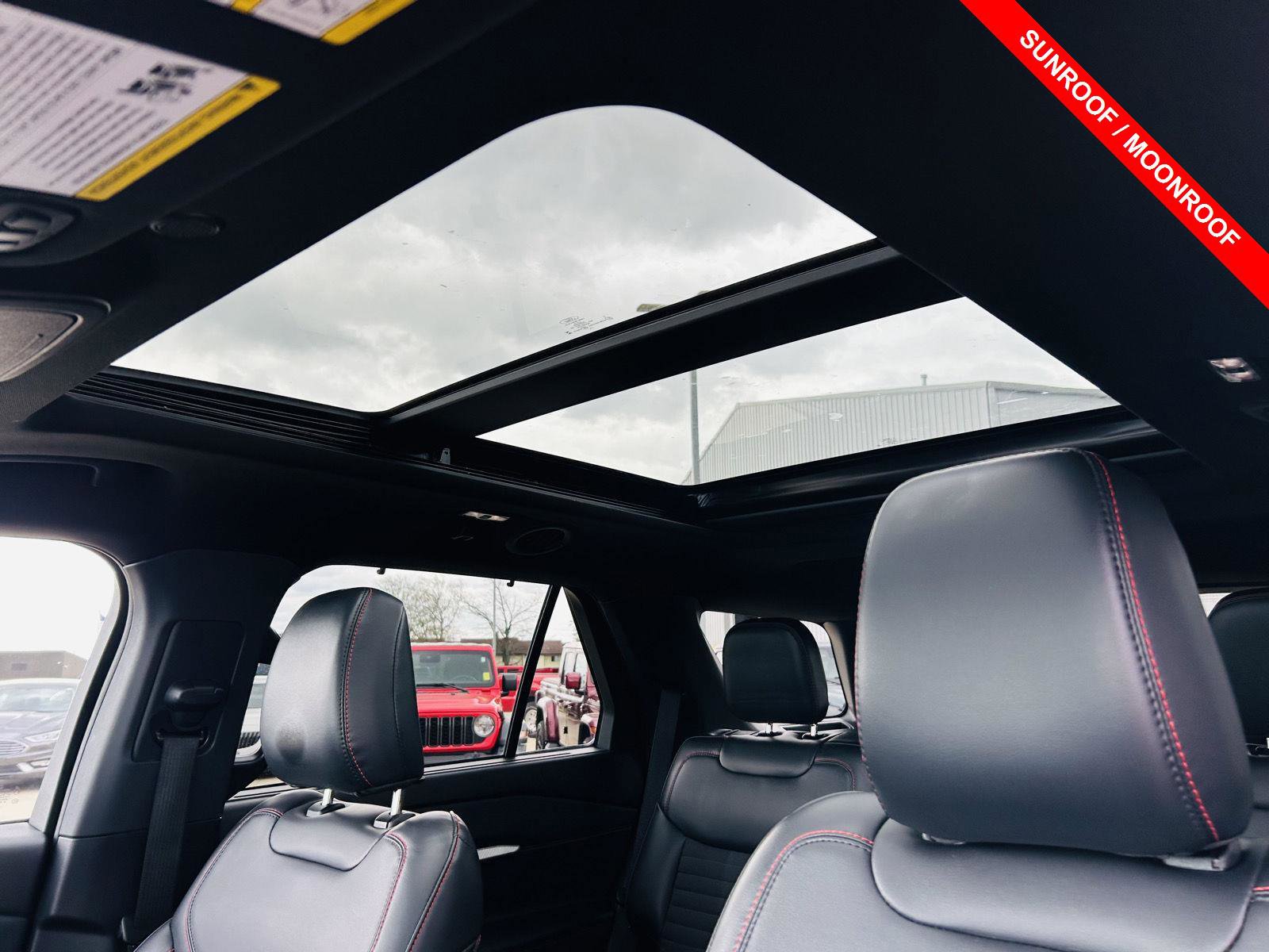 Used 2025 Ford Explorer ST-Line w/ Premium Package AWD/4WD image 4