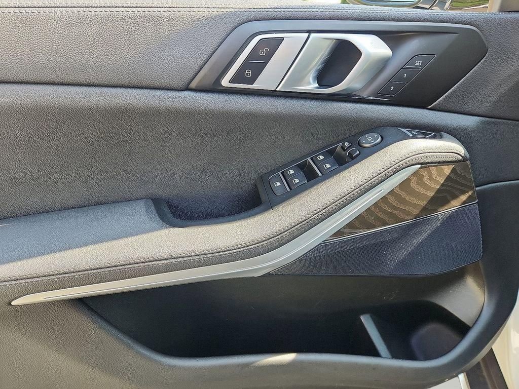 Used 2022 BMW X5 xDrive40i w/ Parking Assistance Package image 13