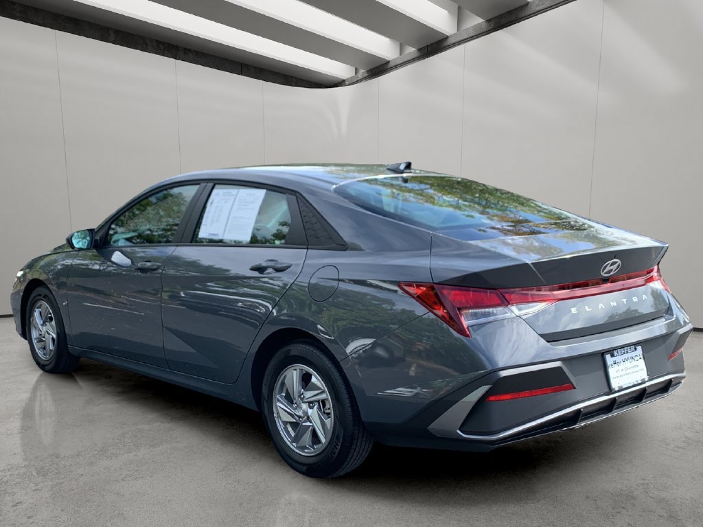 Used 2026 Hyundai Elantra SE FWD image 3