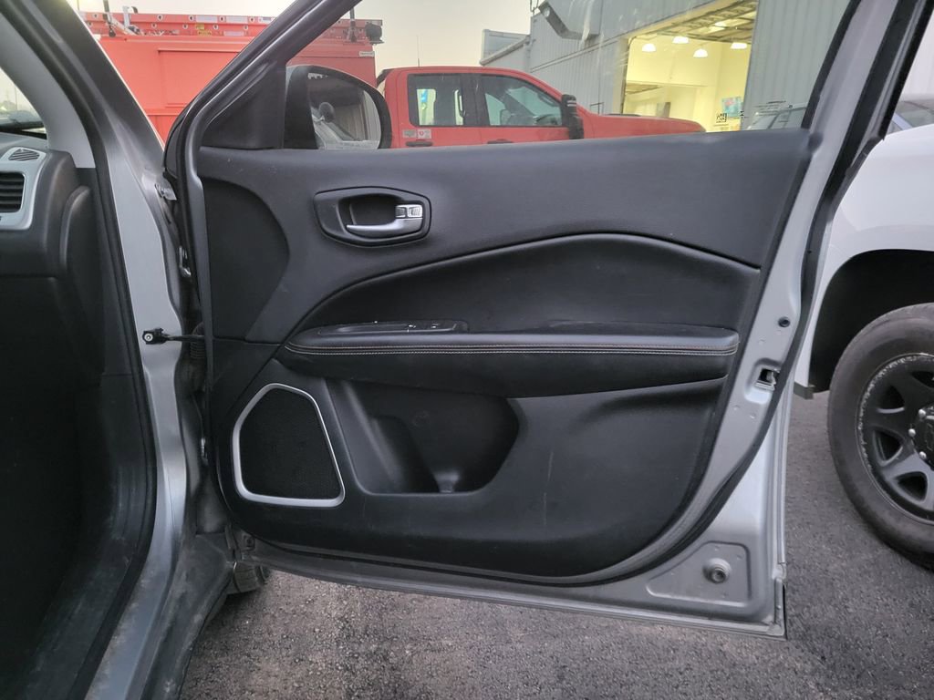 Used 2018 Jeep Compass Latitude w/ Popular Equipment Group image 7