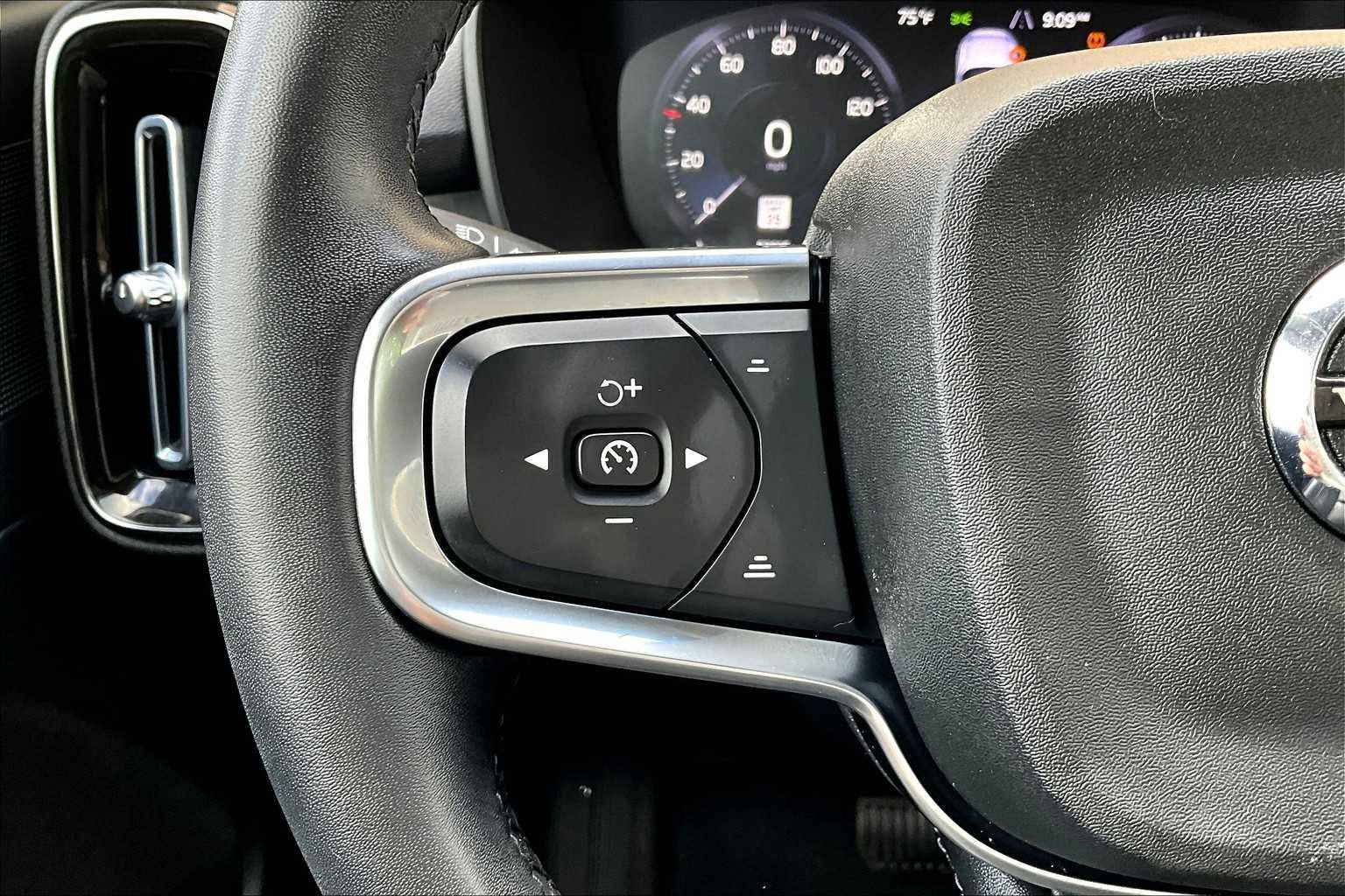 Certified 2022 Volvo XC40 T5 Momentum image 23