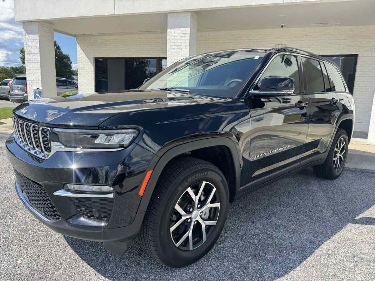 Used 2025 Jeep Grand Cherokee Limited w/ Luxury Tech Group II AWD/4WD image 38