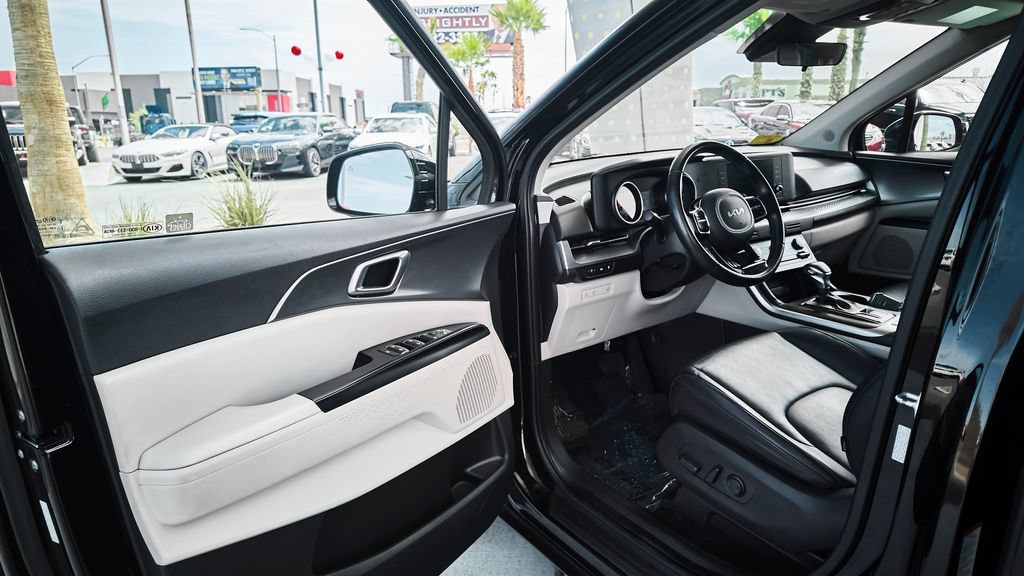 Used 2022 Kia Carnival LX FWD image 12